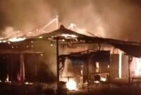 Api berkobar di toko terbakar Pasar Panaragan Jaya, Tulang Bawang Barat, Lampung, Sabtu 3 Agustus 2024, pagi.