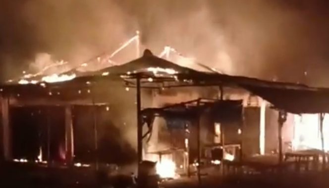 
 Api berkobar di toko terbakar Pasar Panaragan Jaya, Tulang Bawang Barat, Lampung, Sabtu 3 Agustus 2024, pagi.