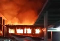 Kebakaran gedung Kemenag Bandar Lampung, Minggu 18 Agustus 2024, dinihari tadi.