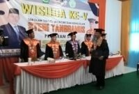 Agus Ciek, salah satu Wisudawan STEBI Tanggamus usai pemasangan Toga, Sabtu 24 Agustus 2024 | Herdi/Media Prioritastv.com.
