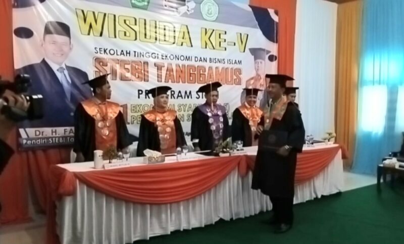 Agus Ciek, salah satu Wisudawan STEBI Tanggamus usai pemasangan Toga, Sabtu 24 Agustus 2024 | Herdi/Media Prioritastv.com.