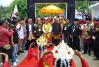 Pasangan Haji Saleh Asnawi-Agus Suranto setibanya di gerbang KPU Tanggamus, Kamis 29 Agustus 2024 | Herdi/Media Prioritastv.com.
