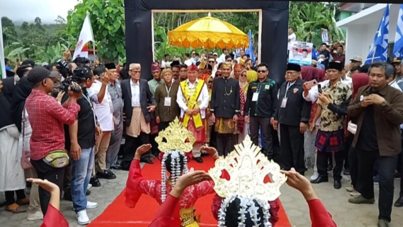 Pasangan Haji Saleh Asnawi-Agus Suranto setibanya di gerbang KPU Tanggamus, Kamis 29 Agustus 2024 | Herdi/Media Prioritastv.com.