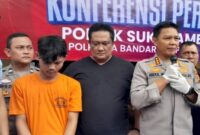 Tersangka penembakan mahasiswa PKL Bawaslu Lampung saat ditunjukan kepada awak media, Sabtu 31 Agustus 2024.