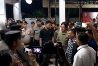 Simpatisan Dawam-Ketut, saat berusaha masuk ke Kantor KPU Lamtim, Rabu (4/9/2024), malam.
