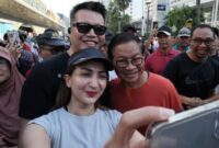Antusias warga mengajak Pramono Anung Swafoto di CFD Sudirman, Minggu 15 September 2024.