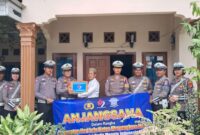 Kasat Lantas Polres Tanggamus Iptu Ridwansyah.S.H, saat Memberikan Bantuan kepada Purnawirawan di Kecamatan Talang Padang. Foto : Asrul Ariski.
