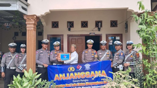 
 Kasat Lantas Polres Tanggamus Iptu Ridwansyah.S.H, saat Memberikan Bantuan kepada Purnawirawan di Kecamatan Talang Padang. Foto : Asrul Ariski.