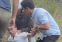 Bripka Riko bersama warga saat berhasil menangkap satu pelaku Curanmor di Lampung Tengah, Kamis 26 September 2024.