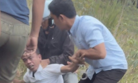 Bripka Riko bersama warga saat berhasil menangkap satu pelaku Curanmor di Lampung Tengah, Kamis 26 September 2024.