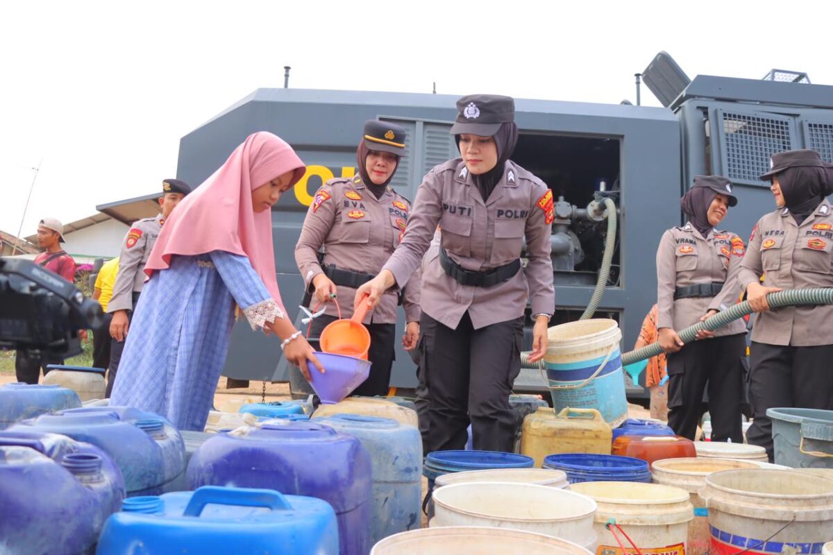 Pembagian air bersih oleh Polresta Bandar Lampung, Sabtu 31 Agusrus 2024.