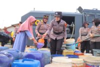 Pembagian air bersih oleh Polresta Bandar Lampung, Sabtu 31 Agusrus 2024.