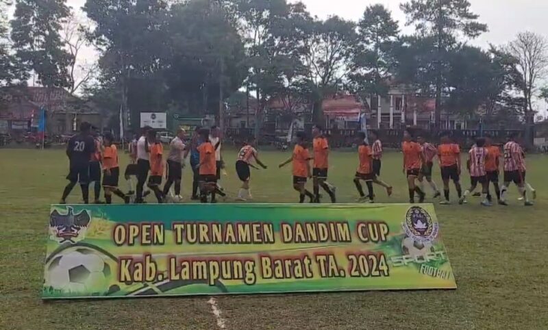 Pembukaan Open Turanamen Dandim Cup, di Lapangan Pemkab Lampung Barat, Senin 2 September 2024.