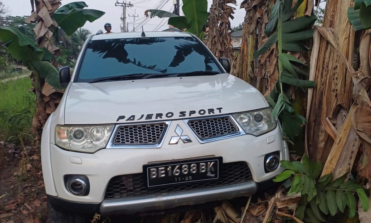 Mobil pajero putih terperosok di Karang Sari Lampung Selatan, Selasa 3 September 2024.