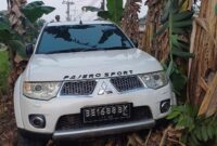Mobil pajero putih terperosok di Karang Sari Lampung Selatan, Selasa 3 September 2024.
