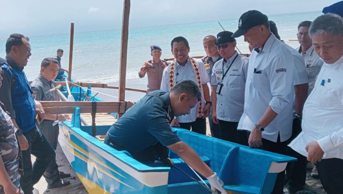 Bantuan perahu fiber oleh DKP Tanggamus saat launcing Gardu Pesisir di Way Nipah, Pematang Sawa, Tanggamus, Rabu 4 Agustus 2024 | Herdi/Media Prioritastv.com.