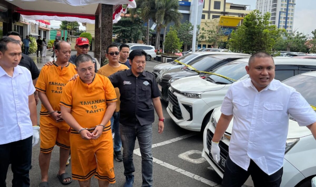 Dua pelaku dan belasan mobil rental yang berhasil disita polisi | Dok. Polresta Bandar Lampung.