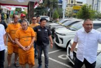 Dua pelaku dan belasan mobil rental yang berhasil disita polisi | Dok. Polresta Bandar Lampung.