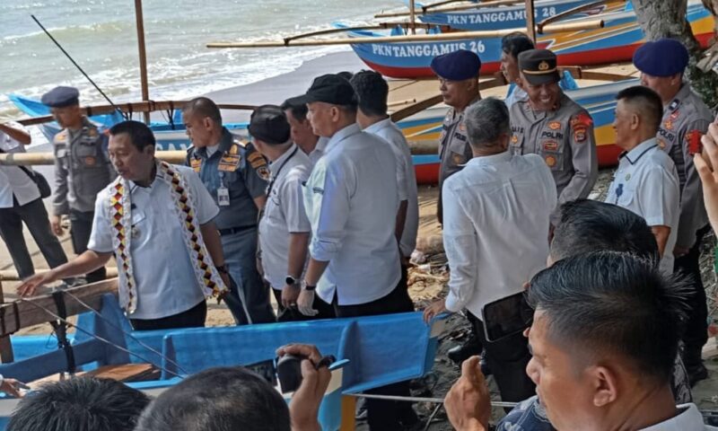 Anggota Sapolairud Polres Tanggamus dan Kapolsek Pematang Sawa saat hadiri Launcing Gardu Kasir di Pematang Sawa, Rabu 4 September 2024.