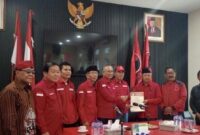 DPD PDIP Lampung saat menyerahkan rekomendasi ke pasangan Dawam Raharjo - Ketut Erawan, Rabu 4 Agustus 2024.