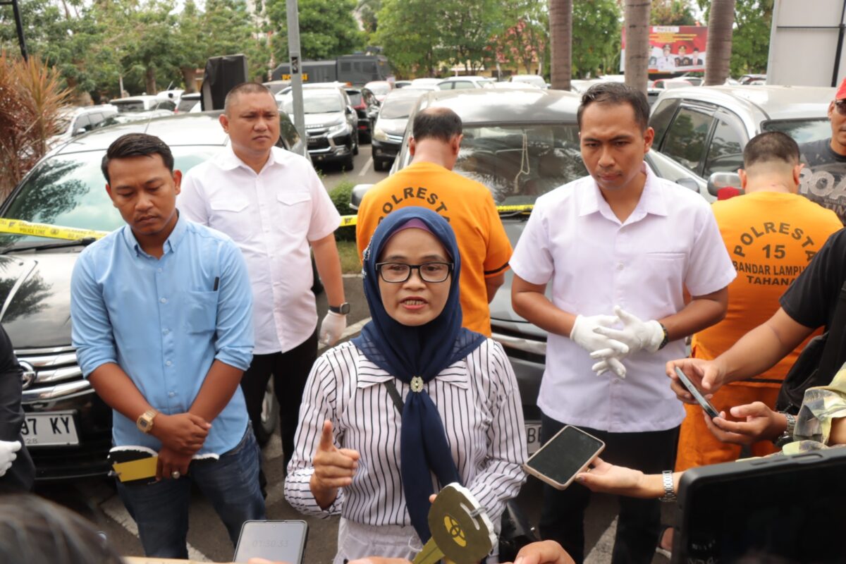 Hartati, korban penggelapan modus rental mobil saat memberikan keterangan kepada awak media, Rabu 4 September 2024.