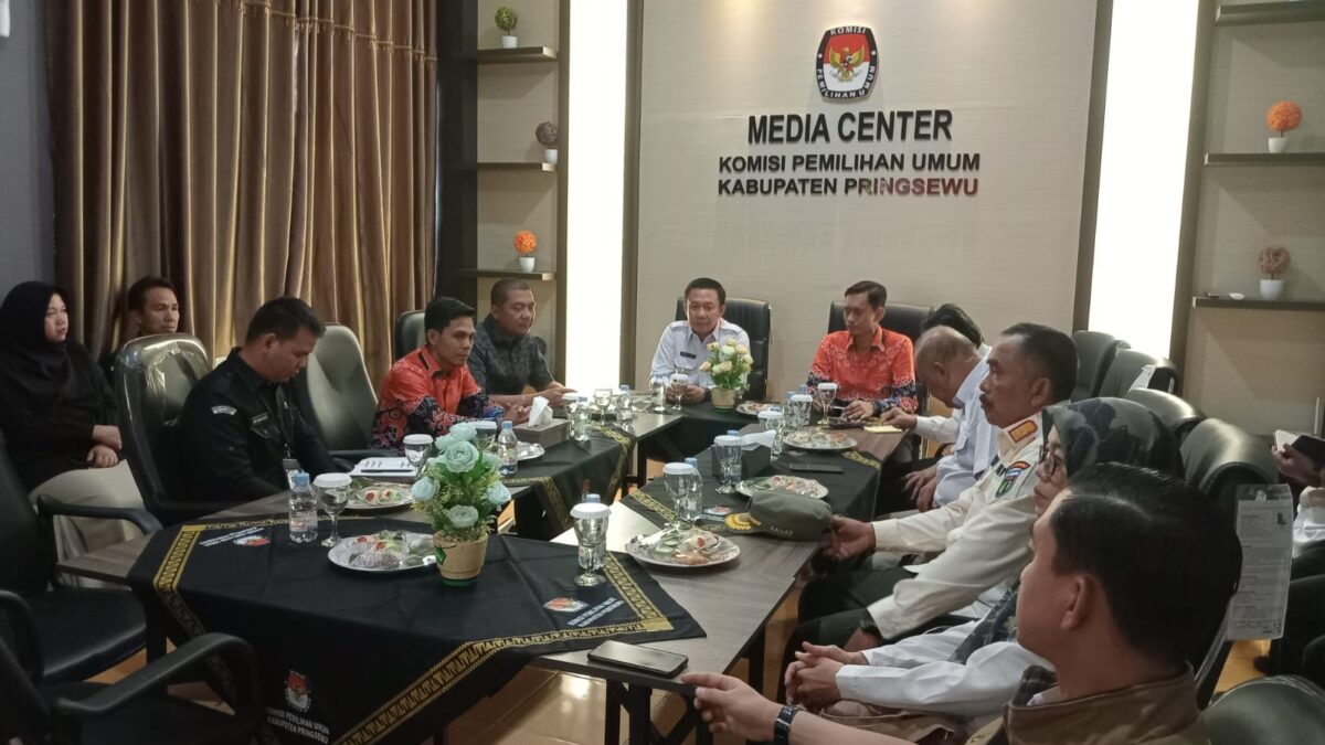 Pj Bupati Pringsewu Marindo Kurniawan saat mengunjungi kantor KPU, Rabu 4 Agustus 2024. 