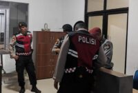 Anggota Polres Tanggamus saat patroli Kantor KPU, Rabu 4 September 2024, malam.