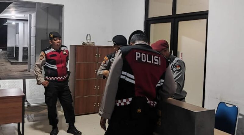 Anggota Polres Tanggamus saat patroli Kantor KPU, Rabu 4 September 2024, malam.