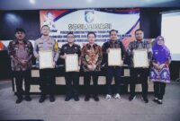 Pemberian piagam penghargaan kepada para pemateri sosialisasi, Kamis 5 Agustus 2024.