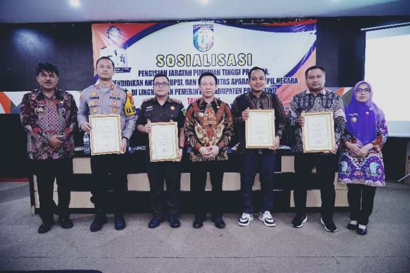 Pemberian piagam penghargaan kepada para pemateri sosialisasi, Kamis 5 Agustus 2024.