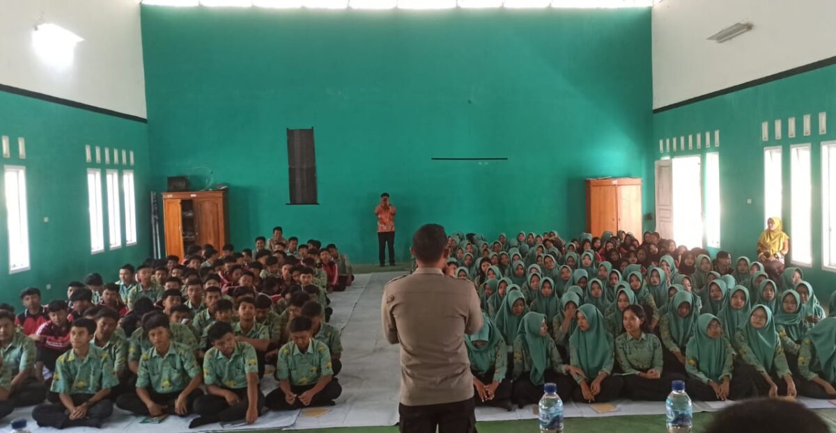 Anggota Polres Tanggamus saat sosialisasi di SMAN 1 Sumberejo, Kamis 5 September 2024.