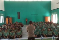 Anggota Polres Tanggamus saat sosialisasi di SMAN 1 Sumberejo, Kamis 5 September 2024.