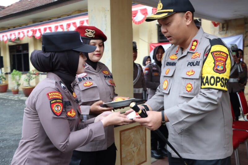Pemberian tumpeng kepada Polwan termuda Polres Tanggamus.