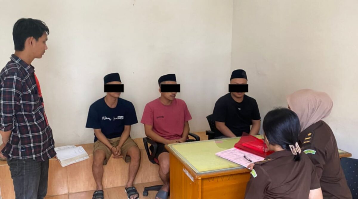 Ketiga tersangka saat dilimpahkan Satresnarkoba Polres Tanggamus ke Kejaksaan, Kamis 5 Agustus 2024.