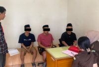 Ketiga tersangka saat dilimpahkan Satresnarkoba Polres Tanggamus ke Kejaksaan, Kamis 5 Agustus 2024.