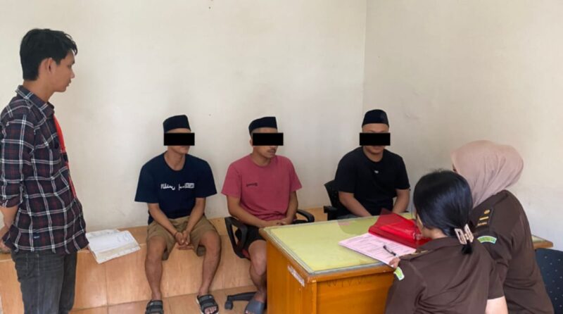 Ketiga tersangka saat dilimpahkan Satresnarkoba Polres Tanggamus ke Kejaksaan, Kamis 5 Agustus 2024.