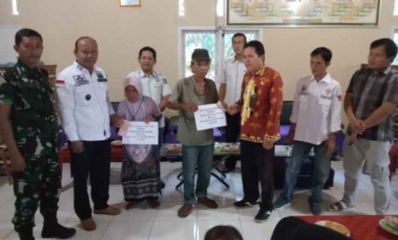 Penyerahan bantuan langsung tunai BLT-DD Pekon Bandar Sukabumi, BNS, Tanggamus, Kamis 5 September 2024.
