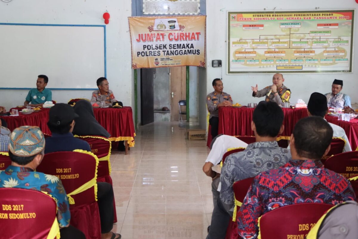 Kapolres Tanggamus saat memberikan pesan dalam Jumat Curhat di Pekon Sidomulyo, Semaka, Jumat 6 September 2024 | Dok. Polres Tanggamus.