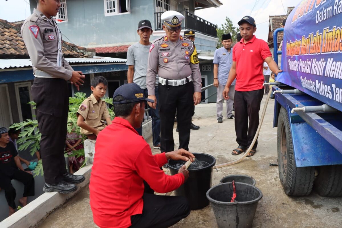 Penyaluran Air Bersih di Pekon Sukarame, Talang Padang, Tanggamus, Jumat 6 September 2024, sore.
