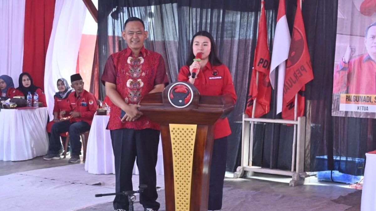 Calon Bupati dan Wakil Bupati Pringsewu, Fauzi dan Laras Tri Handayani saat memberikan sambutan pada Rakor, menjelang Pilkada 2024 di Kantor Sekretariat DPC PDI Perjuangan Kabupaten Pringsewu, Jumat, 6 September 2024.