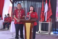Calon Bupati dan Wakil Bupati Pringsewu, Fauzi dan Laras Tri Handayani saat memberikan sambutan pada Rakor, menjelang Pilkada 2024 di Kantor Sekretariat DPC PDI Perjuangan Kabupaten Pringsewu, Jumat, 6 September 2024.