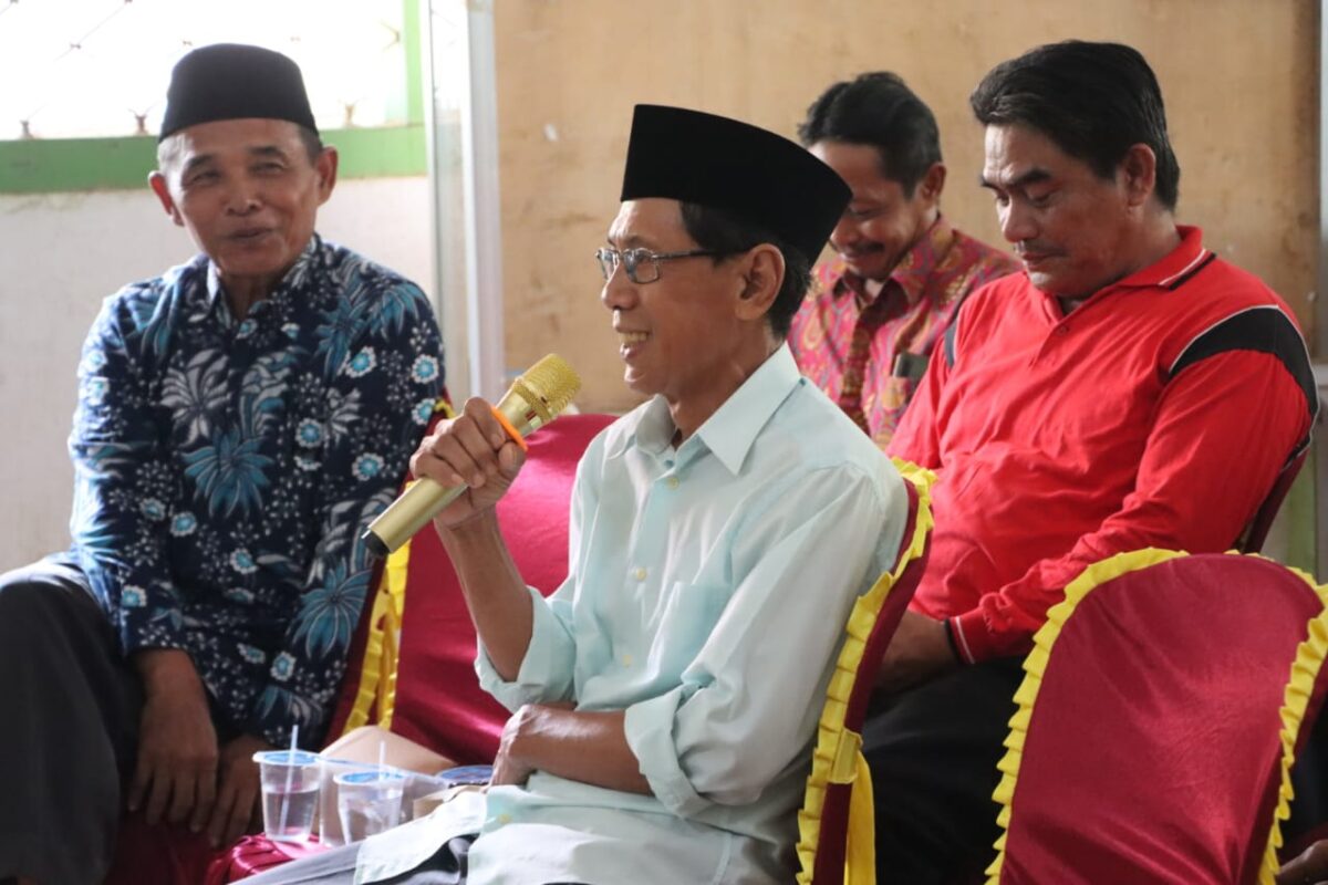 Seorang warga Pekon Sidomulyo, Semaka, Tanggamus saat menyampaikan Curhatan kepada Kapolres Tanggamus, Jumat 6 September 2024.