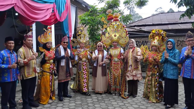 
 Pj Bupati Tanggamus saat menghadiri festival ulang tahun ke 10 Museum Kekhatuan Semaka, Sabtu 9 September 2024 | Herdi/Media Prioritastv.com.