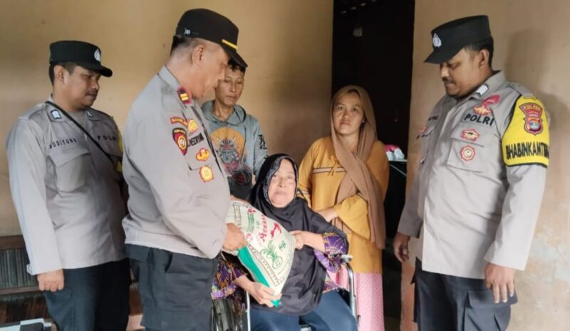 Kapolsek Limau Iptu Dedi Yanto saat memberikan Bansos di Pekon Ampai, Sabtu 7 September 2024.