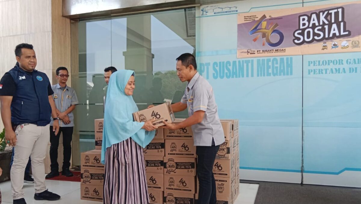Dedy, HRD PT. Susanti Megah saat menyerahkan Bansos di Sumur Bandung, Jayanti, Kabupaten Tangerang, Sabtu 7 September 2024 | Subhan/Media Prioritastv.com.