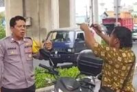 Bhabinkamtibmas Aiptu Agus Supriatna saat menenangkan Danovan, Pria Acungkan Sajam di Pulogadung Jakarta Timur, Kamis 5 September 2024.