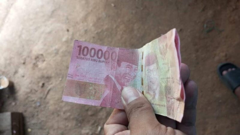 Uang palsu Rp100 ribu yang diterima pedagang somay keliling di Metro Lampung, Minggu 8 September 2024 | Facebook Ulki Masrudin.