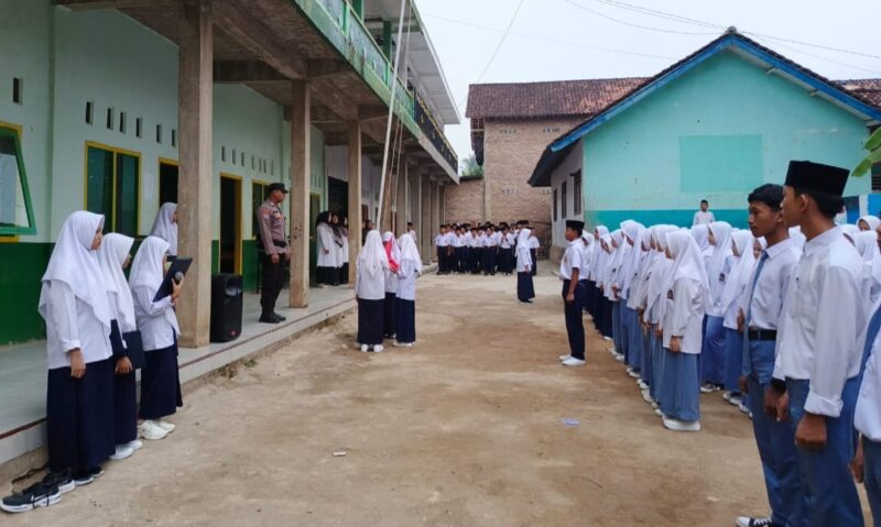 Bhabinkamtibmas Brigpol Gulbudin saat menjadi pembina upacara di MA dan MTs Guppi Sumberejo Tanggamus, Senin 9 September 2024.