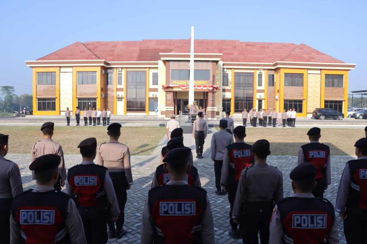 Wakapolres Pringsewu Kompol Robi saat memberikan arahan kepada personelnya, Senin 9 September 2024.