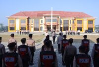 Wakapolres Pringsewu Kompol Robi saat memberikan arahan kepada personelnya, Senin 9 September 2024.